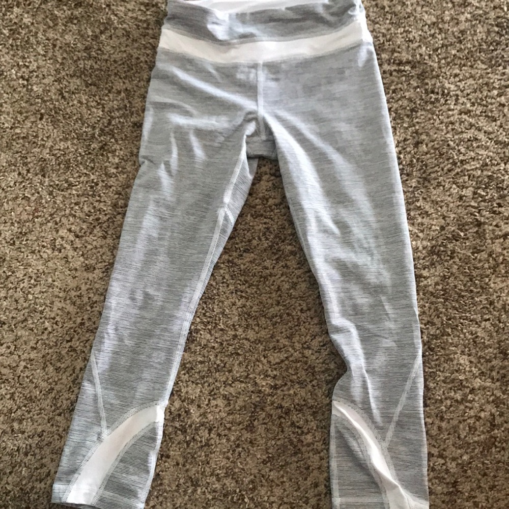 Cropped grey and white stripped leggings